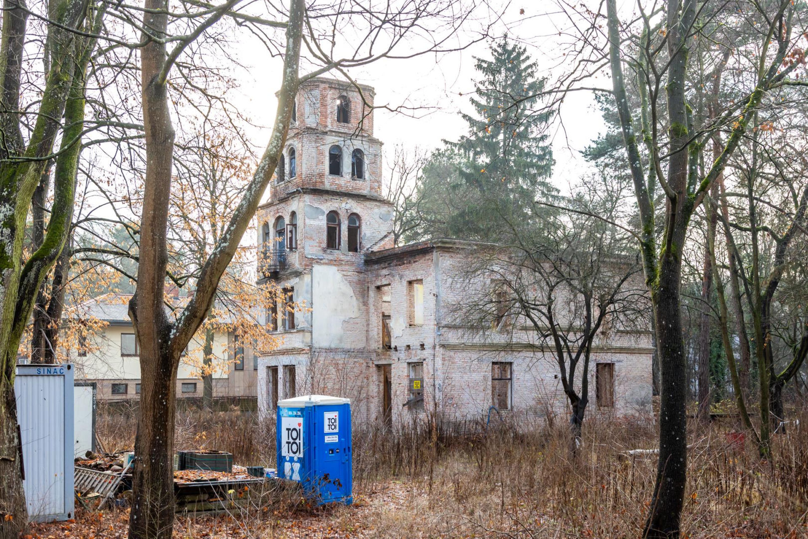 Opuszczona willa w Konstancinie