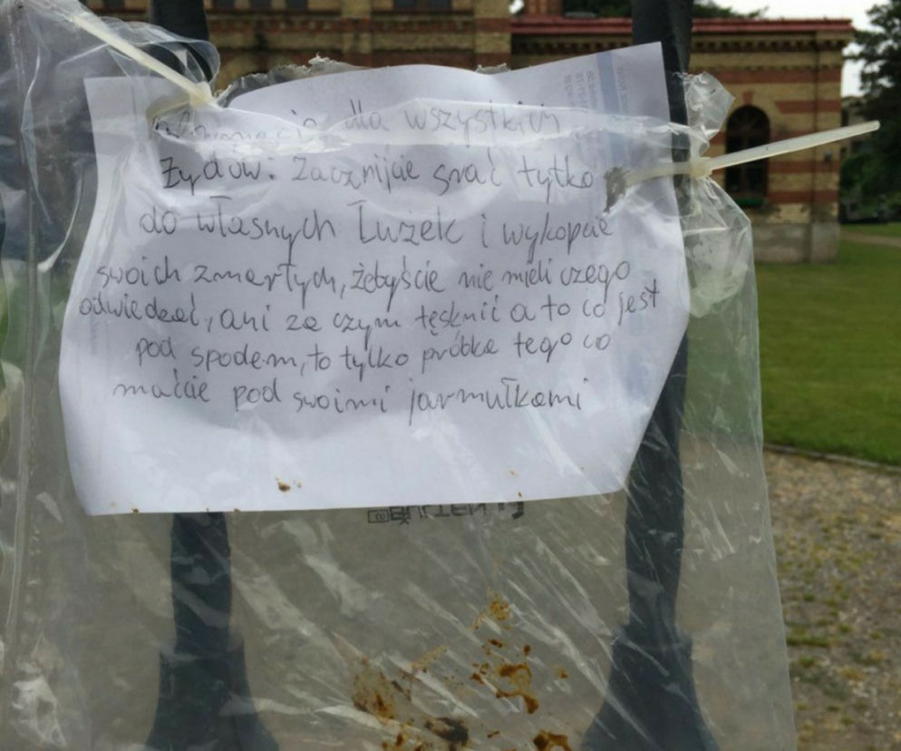 Bielsko-Biała. Zostawili stolec i kartkę na bramie cmentarza żydowskiego