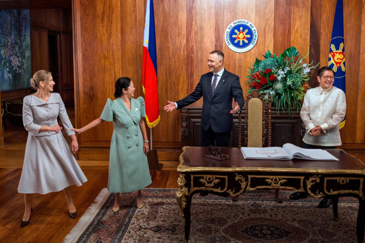 Skromnie i zachwycająco. Marta Nawrocka pokazała klasę na Filipinach