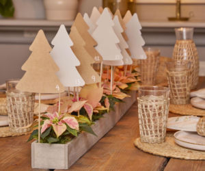 Zrób sam kalendarz adwentowy z choinkami z papieru i mini poinsecjami