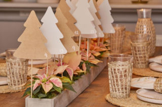 Kalendarz adwentowy z choinkami z papieru i mini poinsecjami - zrób go sam!