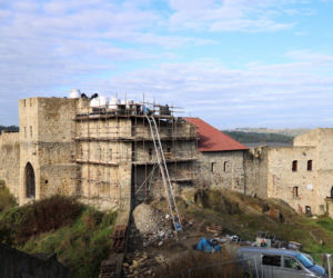 Kolejny zamek powróci? Trwa odbudowa nad jeziorem Dobczyckim