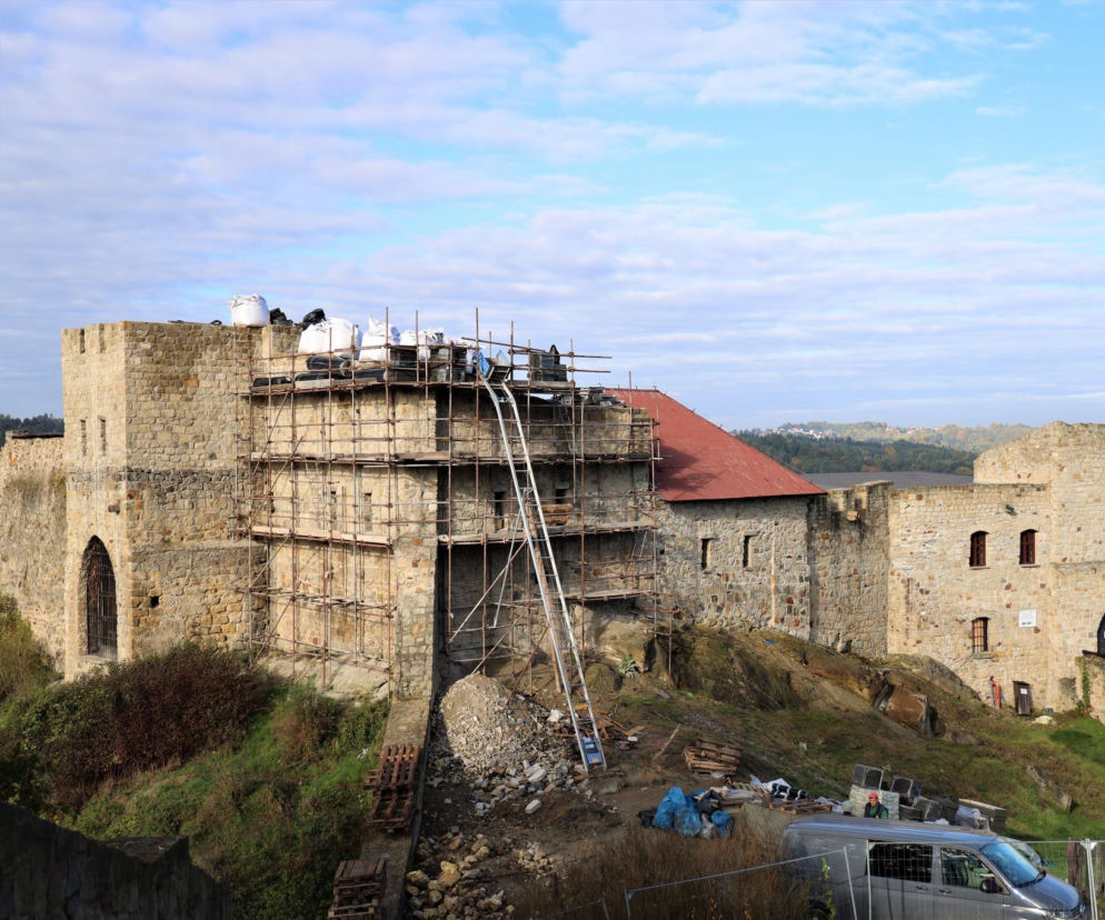 Kolejny zamek powróci? Trwa odbudowa nad jeziorem Dobczyckim