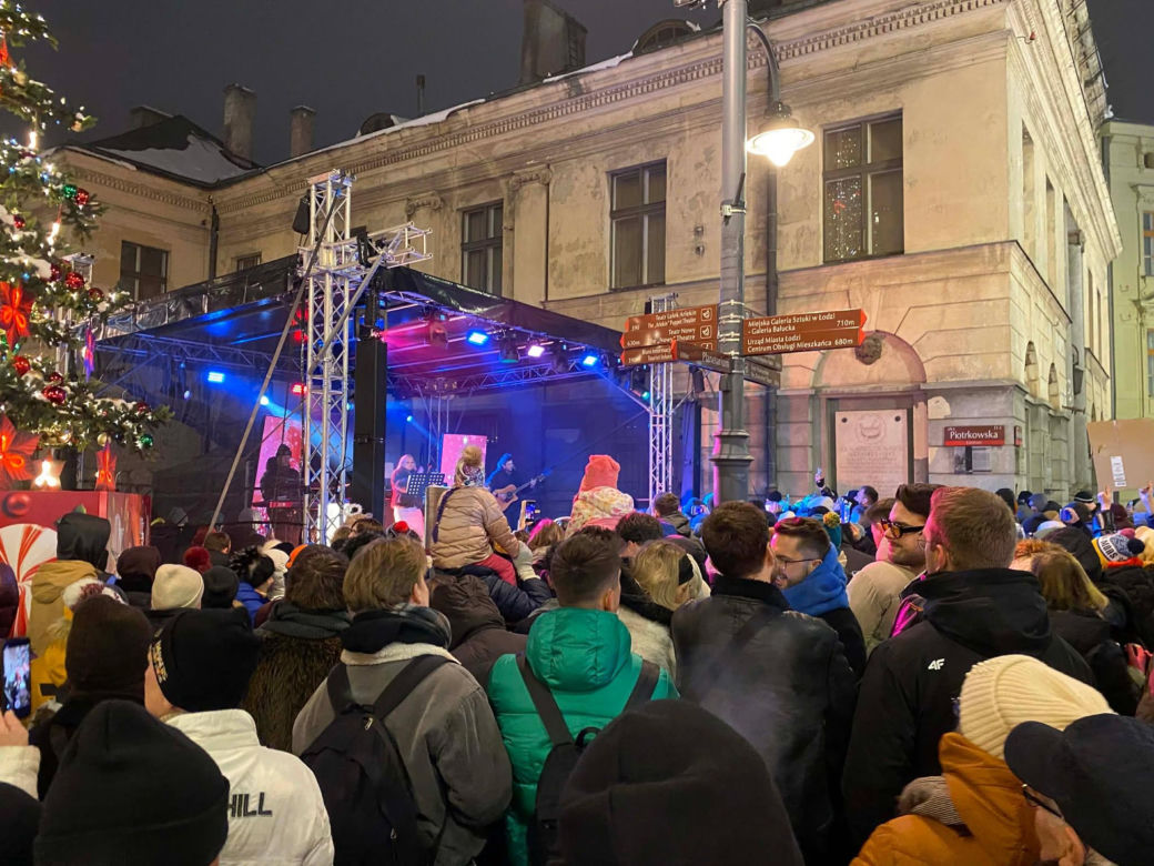 Jarmark Bożonarodzeniowy w Łodzi otwarty! Nowa lokalizacja i gwiazda na scenie