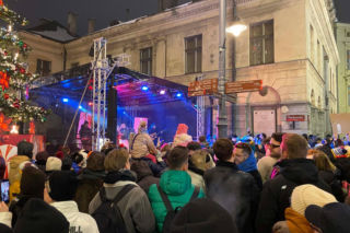 Jarmark Bożonarodzeniowy w Łodzi otwarty! Nowa lokalizacja i gwiazda na scenie