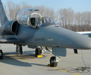 Czeskie samoloty L-159 nie dla Ukrainy. Polityczna burza w Pradze - premier kontra generał