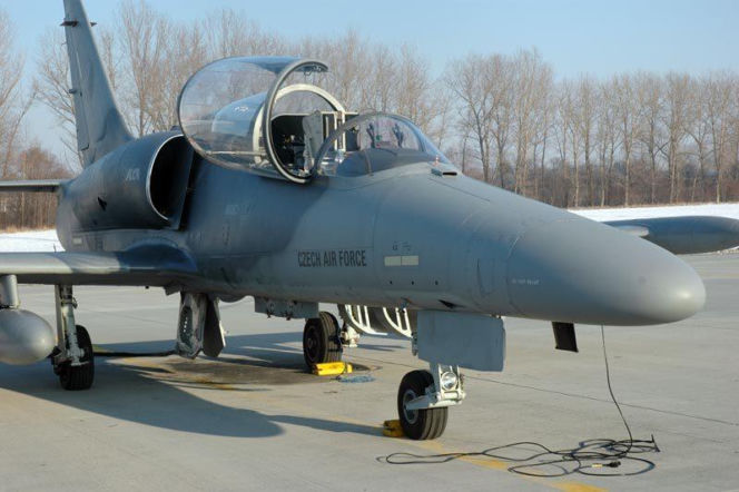 Czeskie samoloty L-159 nie dla Ukrainy. Polityczna burza w Pradze - premier kontra generał