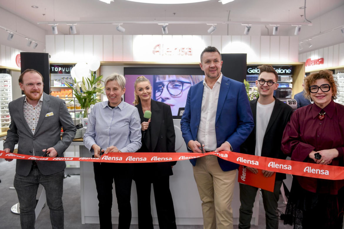 Od męża aktorki do influencera? Maciej Pela robi furorę na imprezie w centrum Warszawy