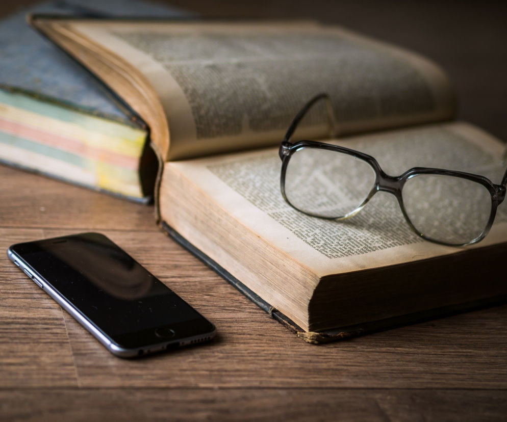 Bełchatowska biblioteka rusza z nową akcją. Wystarczy jeden telefon i dowiozą ulubioną książkę!