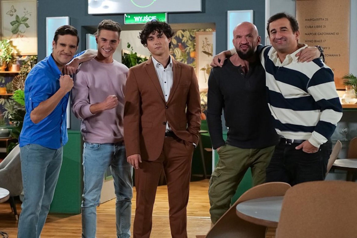 Pierwsza miłość, odcinek 3921: Filip (Dominik Smaruj), Borys (Patryk Cebulski), Miki (Jakub Zdrójkowski), Kaśka (Michał Koterski), Fabian (Tomasz Oświeciński)