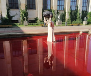 Rzeźba Jana Pawła II na dziedzińcu Muzeum Narodowego w Warszawie