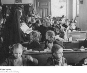 Zobaczcie, jak wyglądały lekcje w krakowskich szkołach prawie 100 lat temu! [ARCHIWALNE ZDJĘCIA]