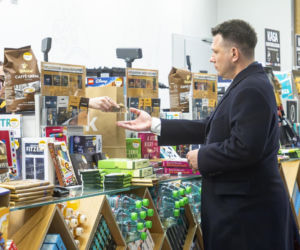 Sławomir Mentzen na zakupach w galerii