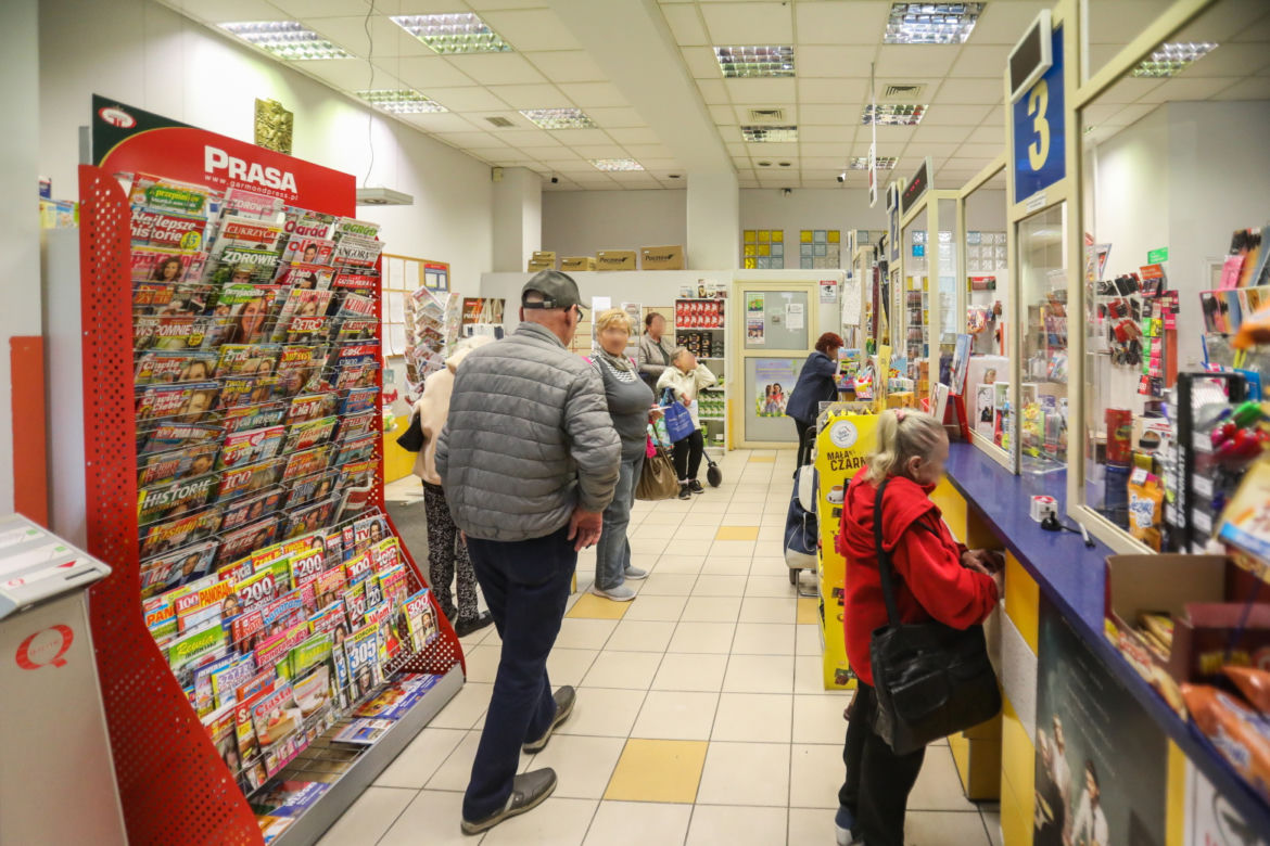 Poczta ostatniej szansy. Ludzie czekają tu po dwie godziny