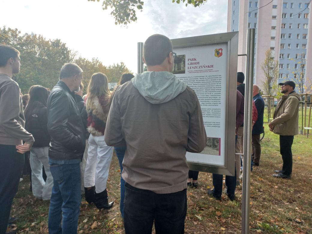 W młodym parku w Lesznie posadzono kolejne drzewa. Każde ma swoją tabliczkę