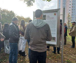 W młodym parku w Lesznie posadzono kolejne drzewa. Każde ma swoją tabliczkę