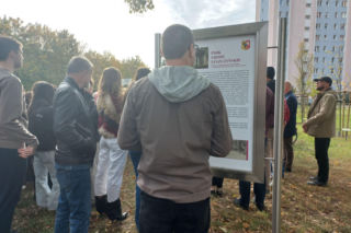 W młodym parku w Lesznie posadzono kolejne drzewa. Każde ma swoją tabliczkę