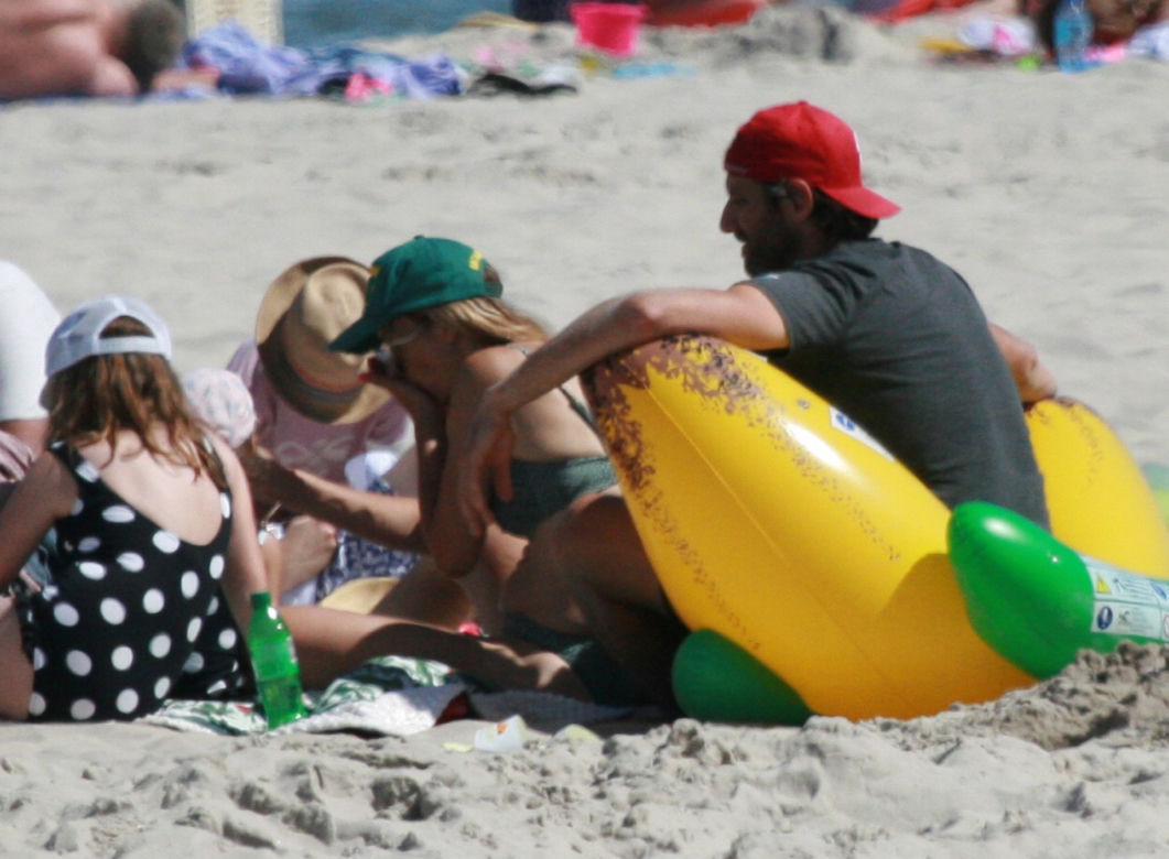 Igraszki Dowborów, Joanna Kroniewska i Maciej Dowbor na plaży
