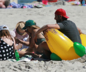 Igraszki Dowborów, Joanna Kroniewska i Maciej Dowbor na plaży