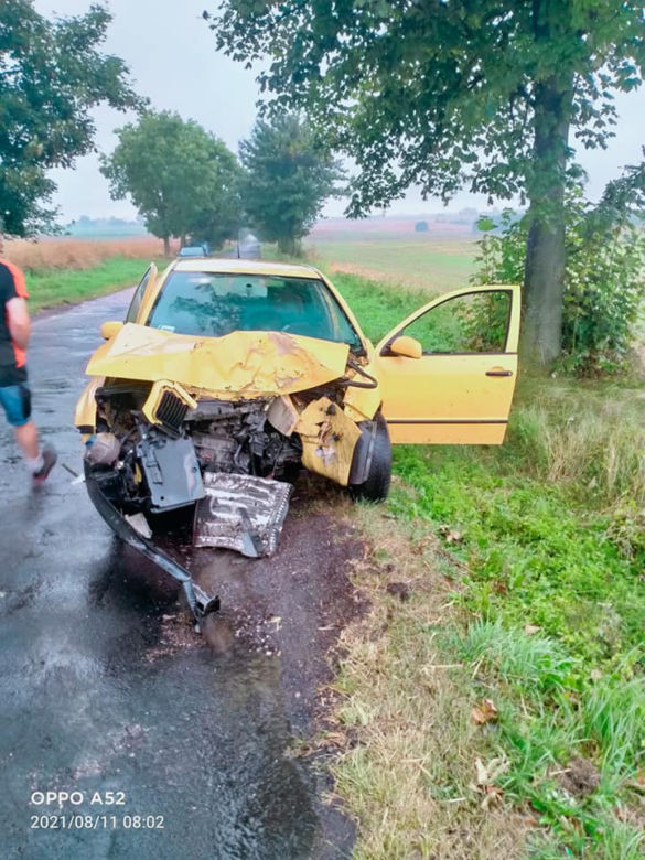 Kierowca osobówki wbił się w drzewo! Dramatyczny wypadek pod Grudziądzem