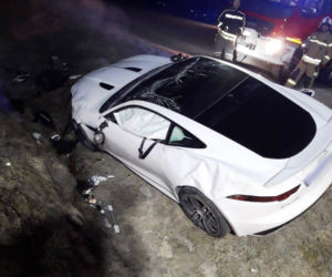 Stary Sącz. Luksusowy jaguar DACHOWAŁ w przydrożnym rowie. Kierowcy nic się nie stało