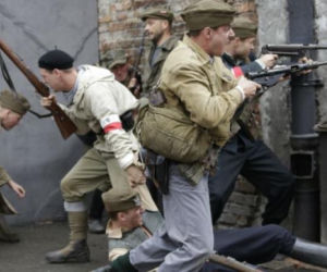 Czas honoru 7 sezon. Bronek (Maciej Zakościelny), Janek (Antoni Pawlicki),