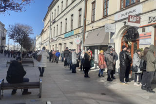 Lublinianie czekają nawet 1,5 godziny po pączki! [GALERIA]