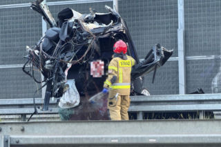 Tragiczny wypadek w Ząbkach. Nie żyje jeden z mężczyzn podróżujących Audi