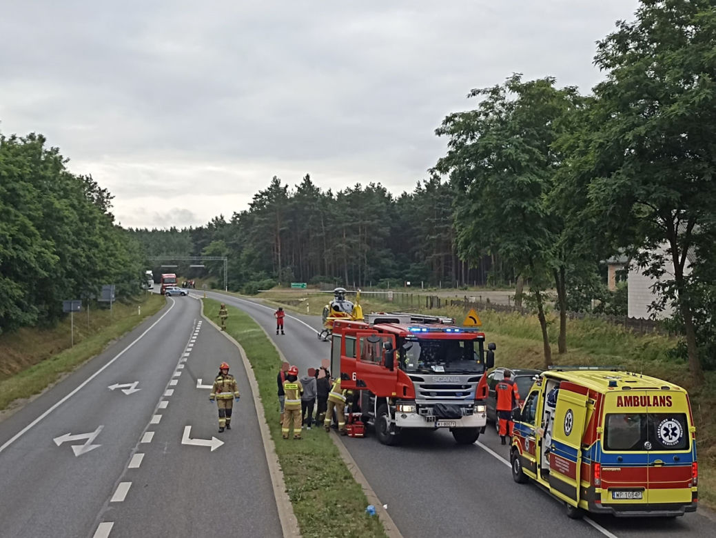 Pijany i naćpany 21-latek aresztowany. Uderzył w sygnalizator pod Sochaczewem, a 15-latkę zabrał śmigłowiec [ZDJĘCIA]