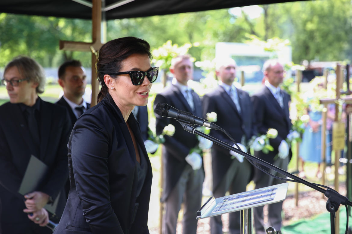 Jan A.P. Kaczmarek został pochowany na cmentarzu Rakowickim. Tłumy pożegnały wybitnego kompozytora