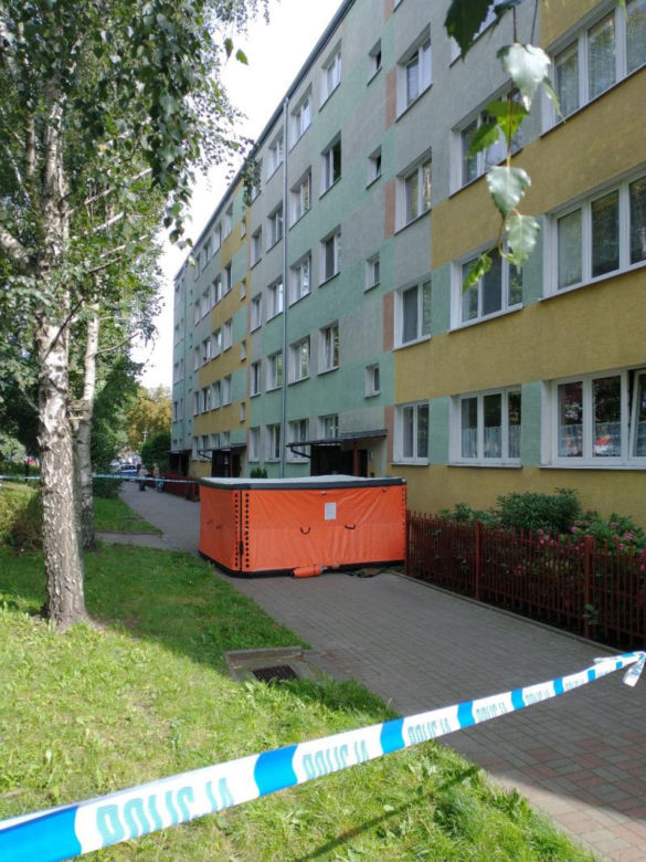 Inowrocław. Śmieci wypełniały mieszkanie po brzegi. Lokator zaatakował policjantów
