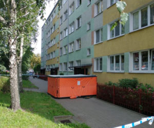 Inowrocław. Śmieci wypełniały mieszkanie po brzegi. Lokator zaatakował policjantów
