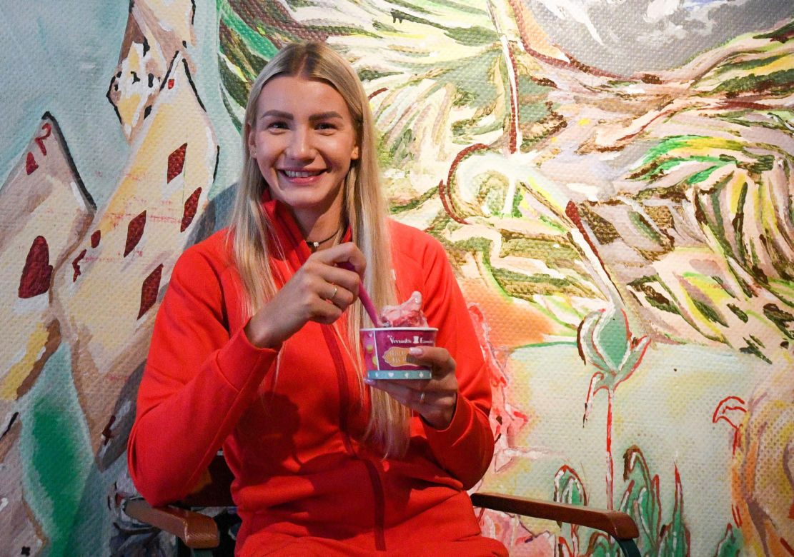 lekkoatletka Adrianna Sułek na lodach i spacerze