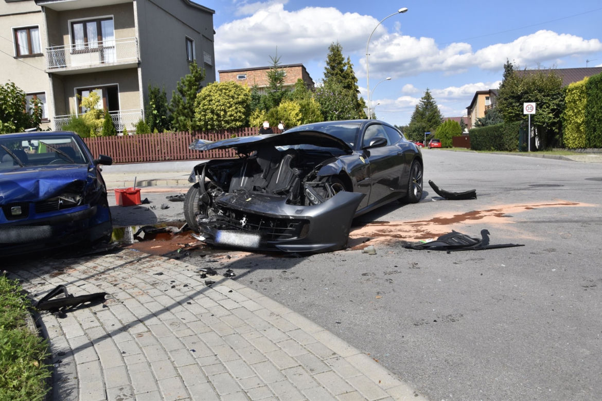 Kolizja trzech aut na skrzyżowaniu Jaracza i Ćwiklińskiej w Tarnowie