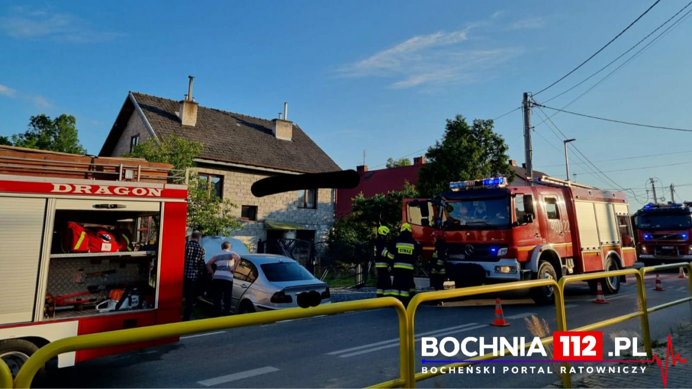 Brzeźnica. 24-letni kierowca bmw roztrzaskał się na dwóch ogrodzeniach