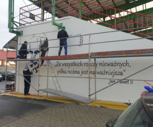 Mural w obronie Jana Pawła II na stadionie GKS Bełchatów. Lewicowe środowiska próbują Go mieszać z błotem 