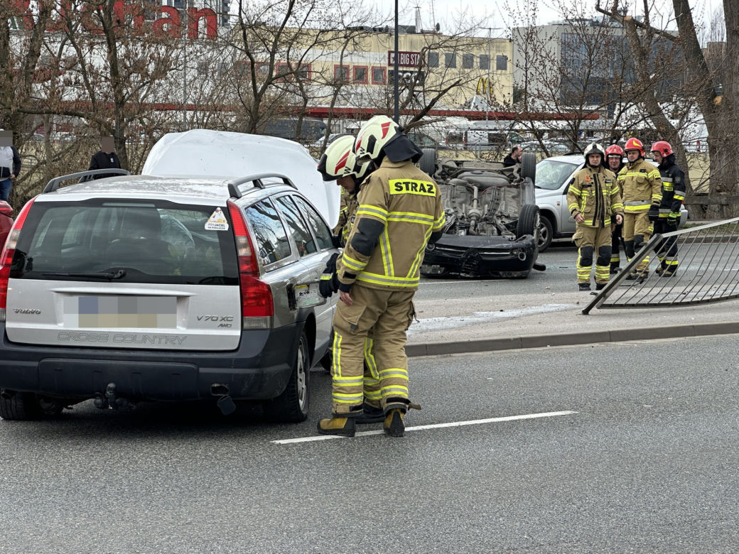Potworne zderzenie na warszawskiej Pradze. Auto uderzyło w latarnię i sunęło po jezdni na dachu
