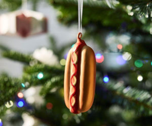 Na choince zawiśnie hot dog, a świecznik ma kształt buta. Tak wyglądają Święta z przymrużeniem oka