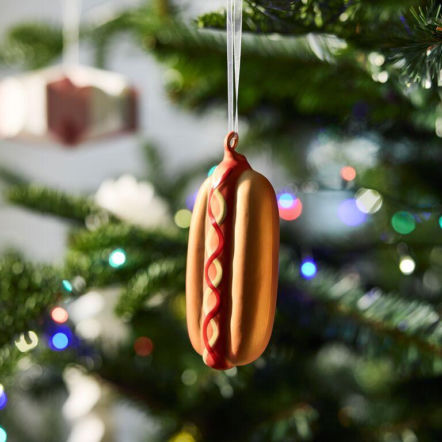 Na choince zawiśnie hot dog, a świecznik ma kształt buta. Tak wyglądają Święta z przymrużeniem oka