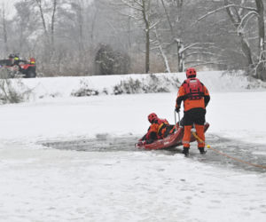 Gdy załamie się lód. Co robić, by uratować siebie lub kogoś, gdy wpadnie do wody?
