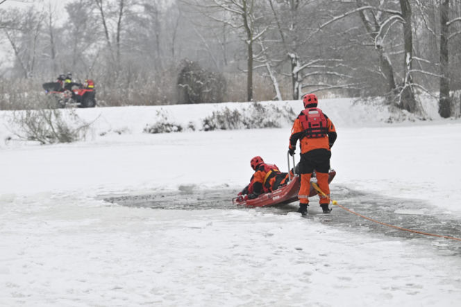Gdy załamie się lód. Co robić, by uratować siebie lub kogoś, gdy wpadnie do wody?