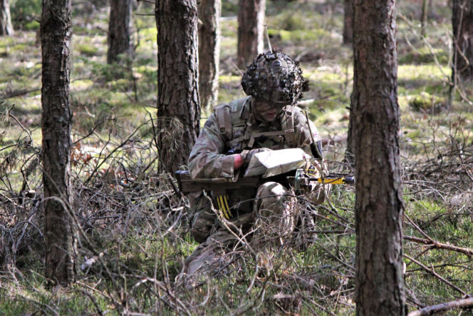 Brytyjscy żołnierze, ćwiczenia na poligonie