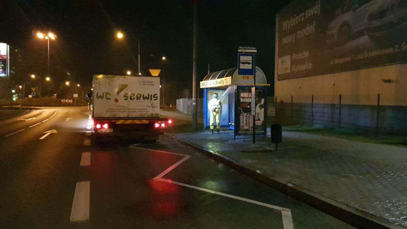 Dezynfekcja śląskich miast. Odkażane są m.in. przystanki autobusowe i tramwajowe [ZDJĘCIA, WIDEO]
