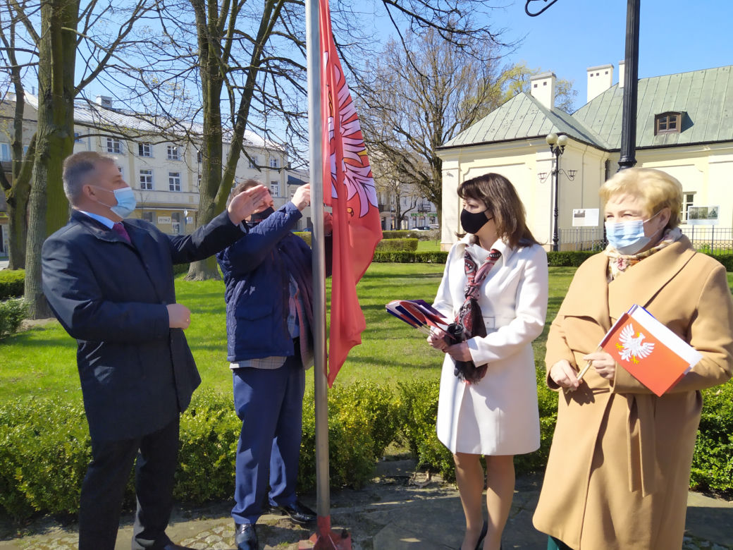 Zawieszenie flagi województwa mazowieckiego na Skwerze Kościuszki w Siedlcach - 28.04.2021