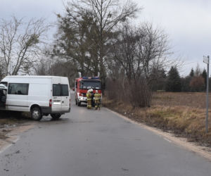 Wypadek dostawczaka w Płośnicy