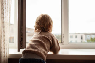 Chciał pożegnać się z ciocią. 4-letni chłopiec wypadł z okna w domu dziecka