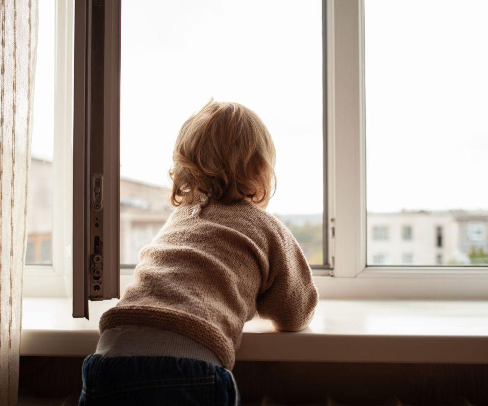 Chciał pożegnać się z ciocią. 4-latek wypadł z okna w domu dziecka