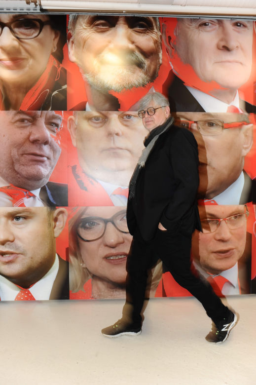 Przyłapaliśmy Grocholę, gdy robiła to na kontrowersyjnym wernisażu. Zdjęcia mówią wszystko
