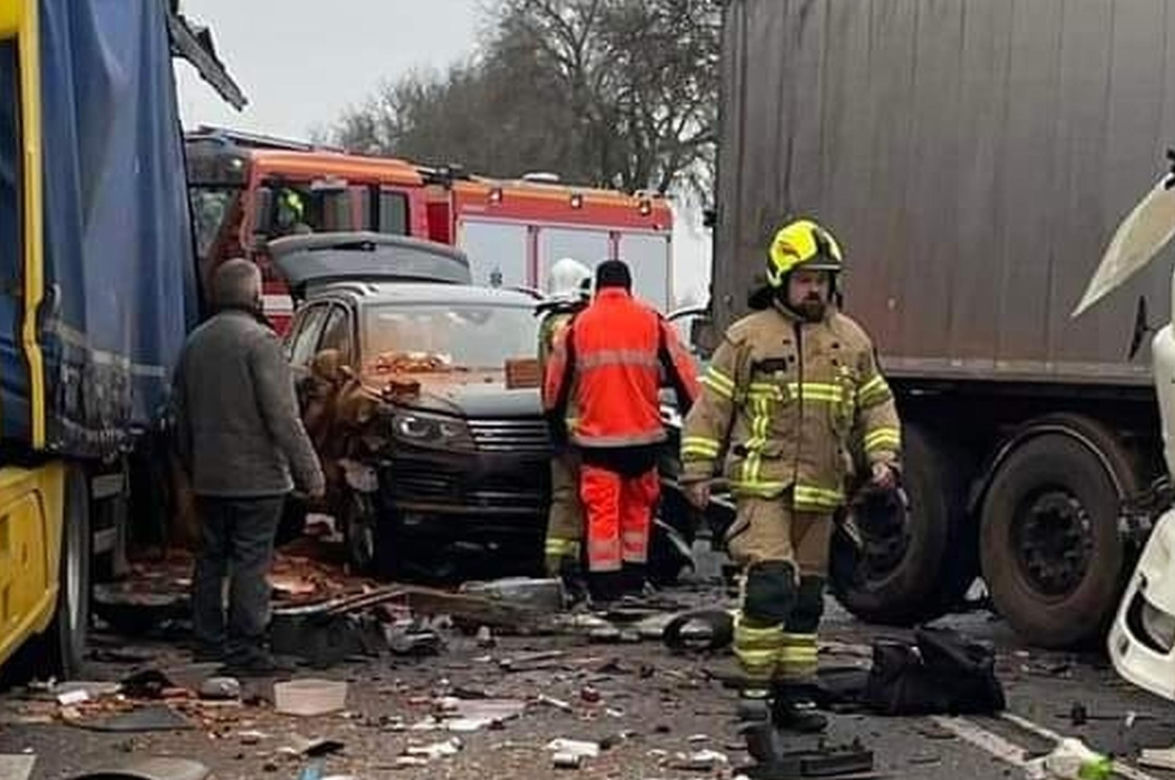 Kilka aut roztrzaskało się pod Siedlcami. Kierowca samochodu ciężarowego w stanie ciężkim trafił do szpitala