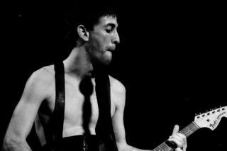 Ten klasyk z “Mother's Milk” to hołd dla Hillela Slovaka. Pierwszy gitarzysta Red Hot Chili Peppers zmarł przedwcześnie